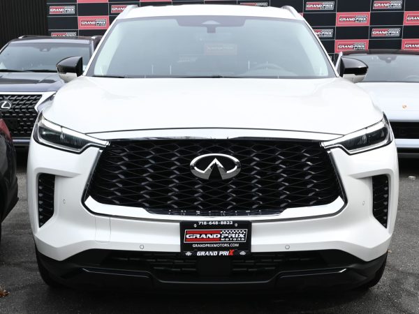 photos of 2025 INFINITI QX60 white exterior