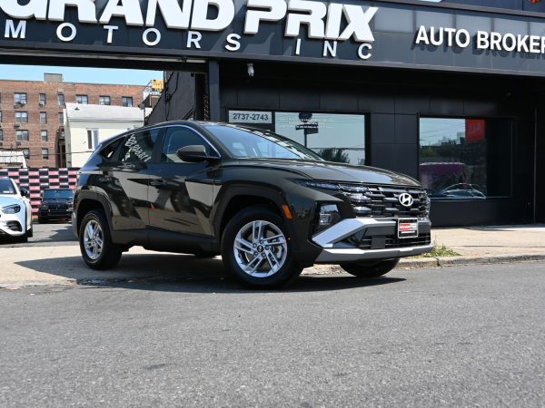 Photos of 2025 Hyundai Tucson exterior, interior, dashboard, and rear view