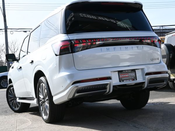 Images of the 2025 INFINITI QX80 exterior, interior, and features