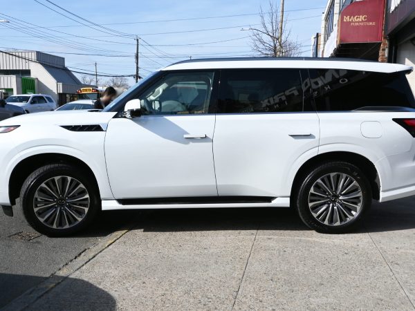 Images of the 2025 INFINITI QX80 exterior, interior, and features