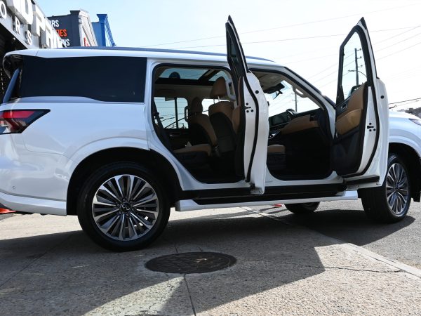 Images of the 2025 INFINITI QX80 exterior, interior, and features