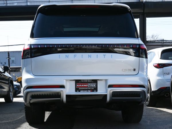 Images of the 2025 INFINITI QX80 exterior, interior, and features