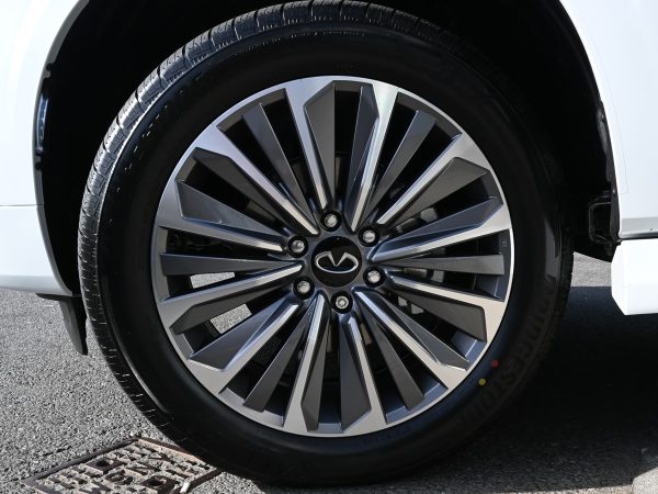 Images of the 2025 INFINITI QX80 exterior, interior, and features