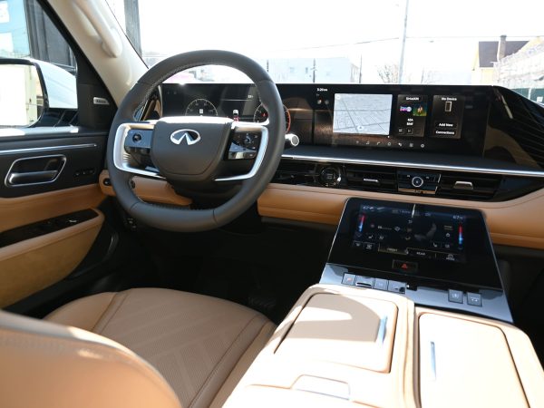 Images of the 2025 INFINITI QX80 exterior, interior, and features