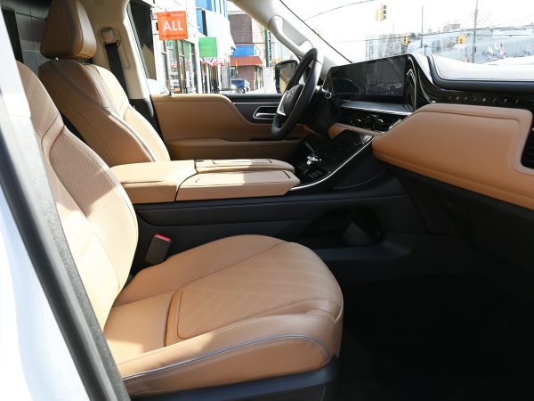 Images of the 2025 INFINITI QX80 exterior, interior, and features
