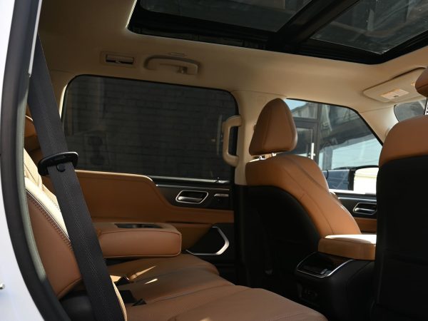 Images of the 2025 INFINITI QX80 exterior, interior, and features