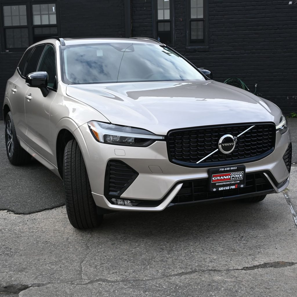 Front three-quarter view of the 2025 Volvo XC60, showcasing its refreshed grille and Thor’s Hammer LED headlights.