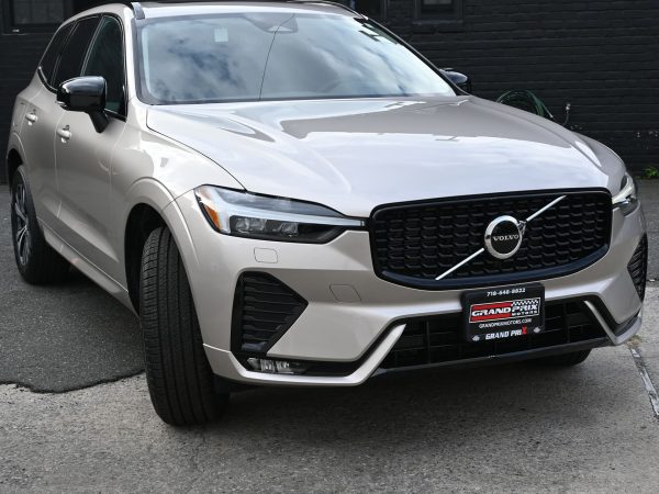 Front three-quarter view of the 2025 Volvo XC60, showcasing its refreshed grille and Thor’s Hammer LED headlights.
