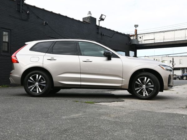 Side profile of the 2025 Volvo XC60, highlighting its sculpted body lines and aerodynamic design.
