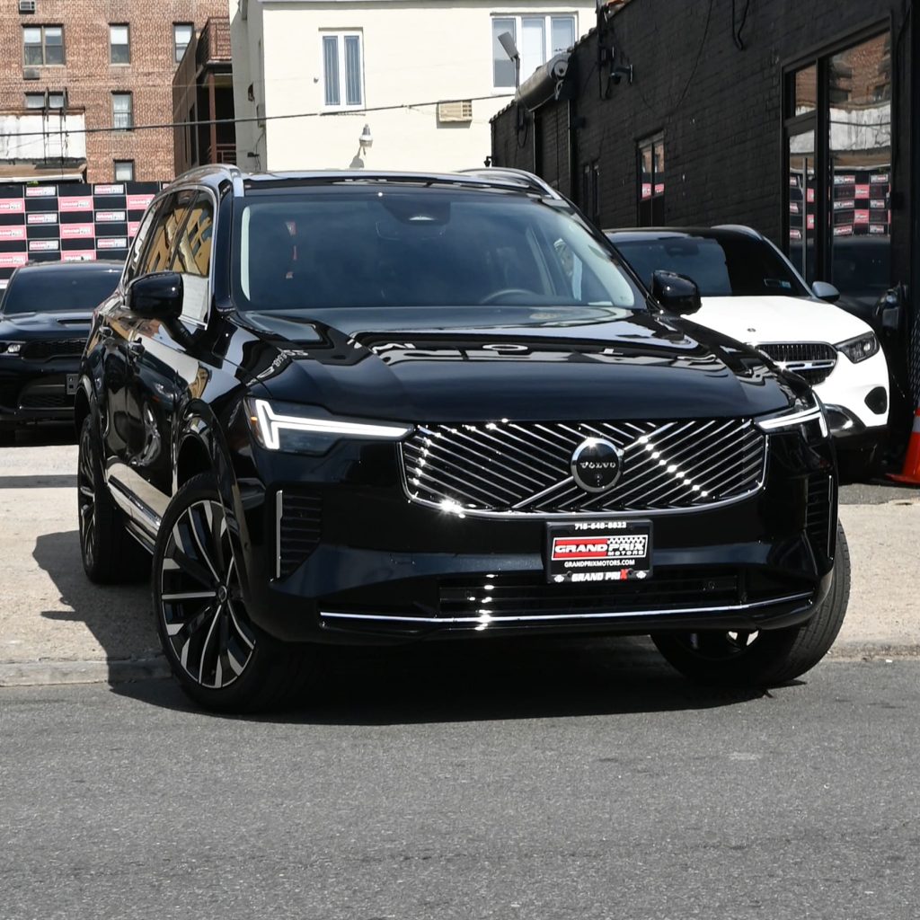 2025.5 Volvo XC90 front three-quarter view with refreshed grille