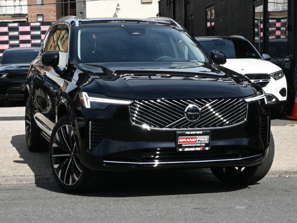 2025.5 Volvo XC90 front three-quarter view with refreshed grille